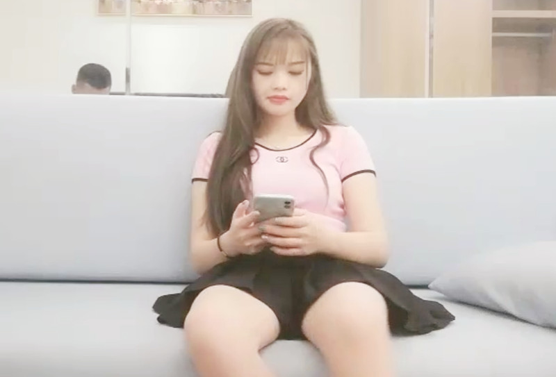 探花约了个粉衣黑裙萌妹子，掰穴骑乘抱起来猛操